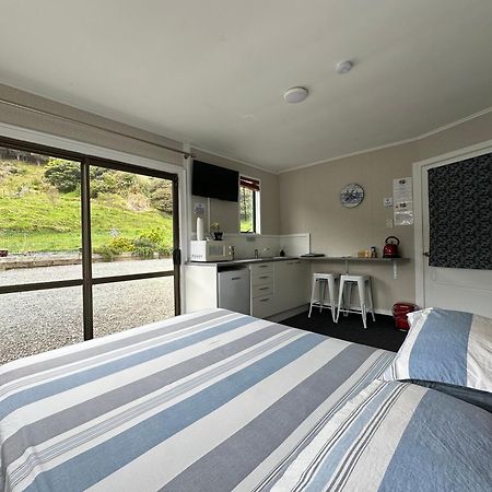 Kiwi Cabins Tapu Exterior photo